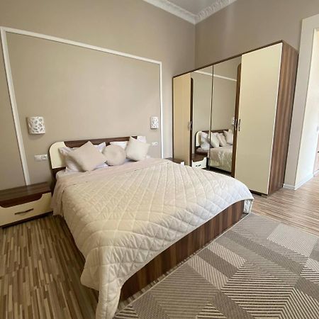 Bright Apartment In The Very Centre Lviv Kültér fotó