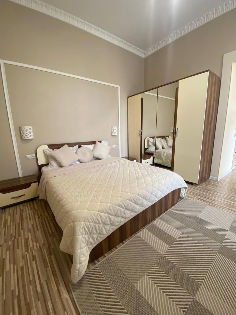 Bright Apartment In The Very Centre Lviv Kültér fotó